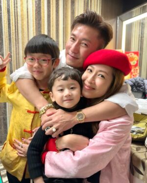 Sharon Chan Man-Chi Instagram - 年初二🎆睇煙花
多謝家豪哥的邀請
大人細路都好開心🤩