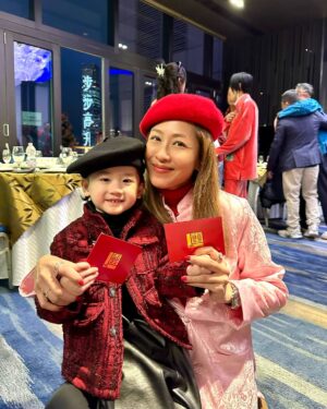 Sharon Chan Man-Chi Instagram - 年初二🎆睇煙花
多謝家豪哥的邀請
大人細路都好開心🤩