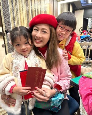 Sharon Chan Man-Chi Instagram - 年初二🎆睇煙花
多謝家豪哥的邀請
大人細路都好開心🤩