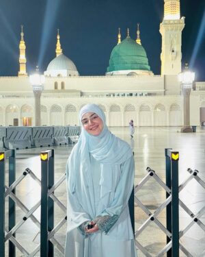 Shazeal Shoukat Instagram - Apka dar sa koi na khali gaya 😭😇 for sure 
I have left my heart in madina 😇🤍
Abaya @pariwaqas 
#umrah #alhamdulillah #shazealshoukat #blessed