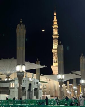 Shazeal Shoukat Instagram - Apka dar sa koi na khali gaya 😭😇 for sure 
I have left my heart in madina 😇🤍
Abaya @pariwaqas 
#umrah #alhamdulillah #shazealshoukat #blessed