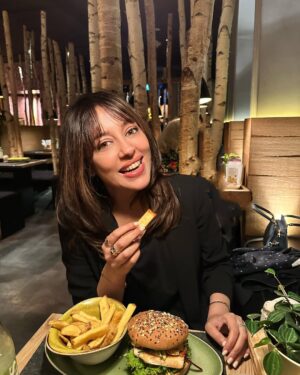 Shazia Naz Instagram - When life gives you burger and fries you eat them with a big smile 😀 it’s most satisfying comfort food that hits all the right spots!! 🍔🍟 who’s with me ?

P.S. it’s a multigrain bun which is my fav 🙌🏻

#shazianazkhan #burgerandfries #foodcravings #comfortfood #travellife