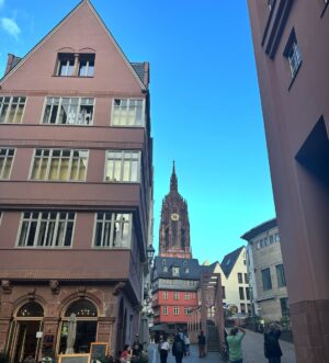 Shazia Naz Instagram - Stepping into the past with Römerberg‘s stunning architecture.

#shazianazkhan #römerberg #deutchland #placestovisit #travellife #fitcheck #europetravel #europearchitecture
