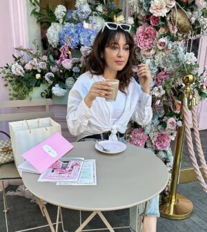 Shazia Naz Instagram - Could this cafe be any prettier ? 

@peggyporschenofficial 

.
.
.
.
.
.
#shazianazkhan #london #travelgram #timelessstyle #cutecafe #lattegram