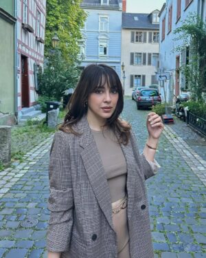 Shazia Naz Instagram - A day trip to Frankfurt old town Höchst you must👇🏻

Walk through medieval streets, historical landmarks and  captivating architecture (wear comfortable shoes)
Try German comfort food with local twist
Enjoy cozy cafe (Frau Grau or Schlosscafé Höchst)
Walk along the river bank.
Feel authentic local vibe at Hochster Market (Tuesday, friday, Saturday)
Attend annual castle festival in summers (june/july)

Fascinating history 
Survived 2nd world war without any significant damage 
Preserved as a site of historic interest 

P.S.  beautiful Hochst town is worth few visits to explore everything 

#shazianazkhan #frankfurthöchst #frankfurtammain #daytrip #visitgermany #europedestinations #placestovisit