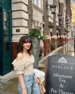 Shazia Naz Instagram - Afternoon Tea is my cup of tea ☕️ 

#shazianazkhan #afternoontea #fitcheck #vacaymode #whatiwore