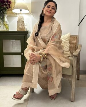 Sheeba Chaddha Instagram - #kaushaljivskaushal screening 

Outfit @ekaco 
Earrings @sangeetaboochra
Stylist @devrajdas_styles
Assistant @choudharyymuskan
Represented by @timestalent @rishubartaria @deycantcompare
Makeup @_artistriya_
Hair @darshana.hairstyles

#KaushaljisVSKaushal

#KaushaljisVSKaushalOnJioHotstar streaming on Feb 21 only on #JioHotstar

@ashutosh_ramnarayan @pavailgulati @talwarisha @seemapdesai @officialjiostudios #JyotiDeshpande @umesh_shukla_official @ashishwagh7 @paragdesai9 @mumbaitalkeez @mgr_studios @sampadawagh @timesmusichub @denverformen