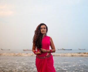 Sheena Chohan Instagram - Sunsets paint the sky in hues of rose and gold, Mumbai’s Versova boats drift like dreams untold. The wind weaves stories through my hair, as the seas whispers unfold.💕

As you grab your coffee this Monday morning, hope you enjoy the @hindustantimes  @htcity interview and new shoot out today. ( link in my bio)
.

.
Shooting Team:
Creative head : @sharaashraf 
Photography: Sudhanshu Tambe(@sudopicia)
Editing: Vimal Raj (@_thestillframe_)
Styling: Sameer Katariya (@sameerkatariya92)
Production: Shreya Thakur (@theeditormischief)
Makeup & Hair: Pratibha (@pratibhasbeautyofficial)
Interview by : @ely.nav 
Creative coordinator: (@kayanaaaaat )

#sheenachohan #actress #shoot #insta #photooftheday #sheena