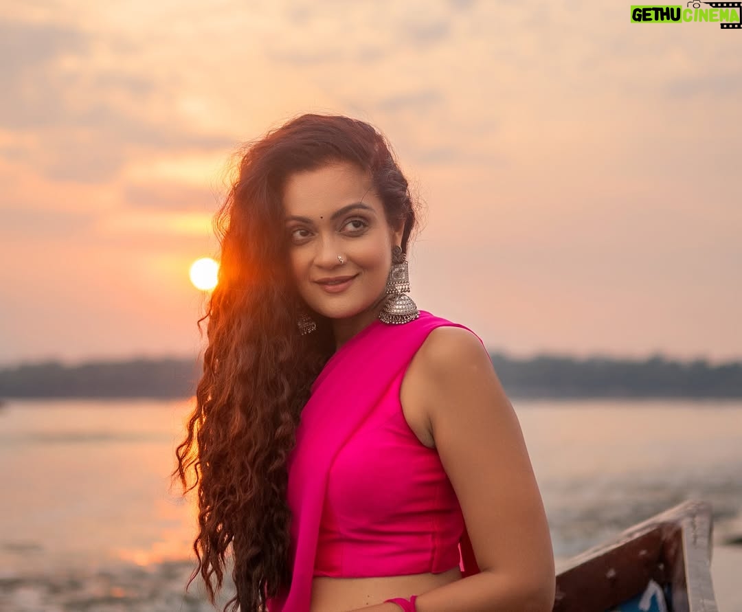 Sheena Chohan - 2.9K Likes - Sunsets paint the sky in hues of rose and gold, Mumbaiās Versova boats drift like dreams untold. The wind weaves stories through my hair, as the seas whispers unfold.š
As you grab your coffee this Monday morning, hope you enjoy the @hindustantimes @htcity interview and new shoot out today. ( link in my bio)
.
.
Shooting Team:
Creative head : @sharaashraf
Photography: Sudhanshu Tambe(@sudopicia)
Editing: Vimal Raj (@_thestillframe_)
Styling: Sameer Katariya (@sameerkatariya92)
Production: Shreya Thakur (@theeditormischief)
Makeup & Hair: Pratibha (@pratibhasbeautyofficial)
Interview by : @ely.nav
Creative coordinator: (@kayanaaaaat )
#sheenachohan #actress #shoot #insta #photooftheday #sheena