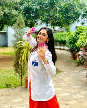 Sheetal Patra Instagram - Holi-fied just before the Med exams stress…That’s how aprons meet holi hues!😆🥼💕
Happppyyyy Holi everyone!!💖🌸🌈 🦋🦄🧡

#holi2025 #medicolife #colours #examsahead