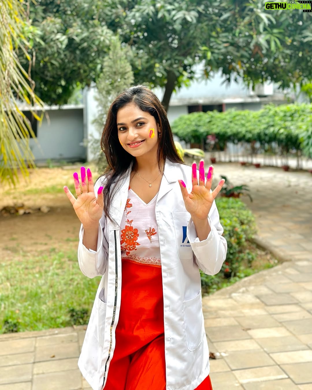 Sheetal Patra - 45.1K Likes - Holi-fied just before the Med exams stress…That’s how aprons meet holi hues!😆🥼💕
Happppyyyy Holi everyone!!💖🌸🌈 🦋🦄🧡
#holi2025 #medicolife #colours #examsahead