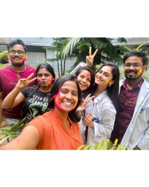 Sheetal Patra Instagram - Holi-fied just before the Med exams stress…That’s how aprons meet holi hues!😆🥼💕
Happppyyyy Holi everyone!!💖🌸🌈 🦋🦄🧡

#holi2025 #medicolife #colours #examsahead