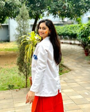 Sheetal Patra Instagram - Holi-fied just before the Med exams stress…That’s how aprons meet holi hues!😆🥼💕
Happppyyyy Holi everyone!!💖🌸🌈 🦋🦄🧡

#holi2025 #medicolife #colours #examsahead