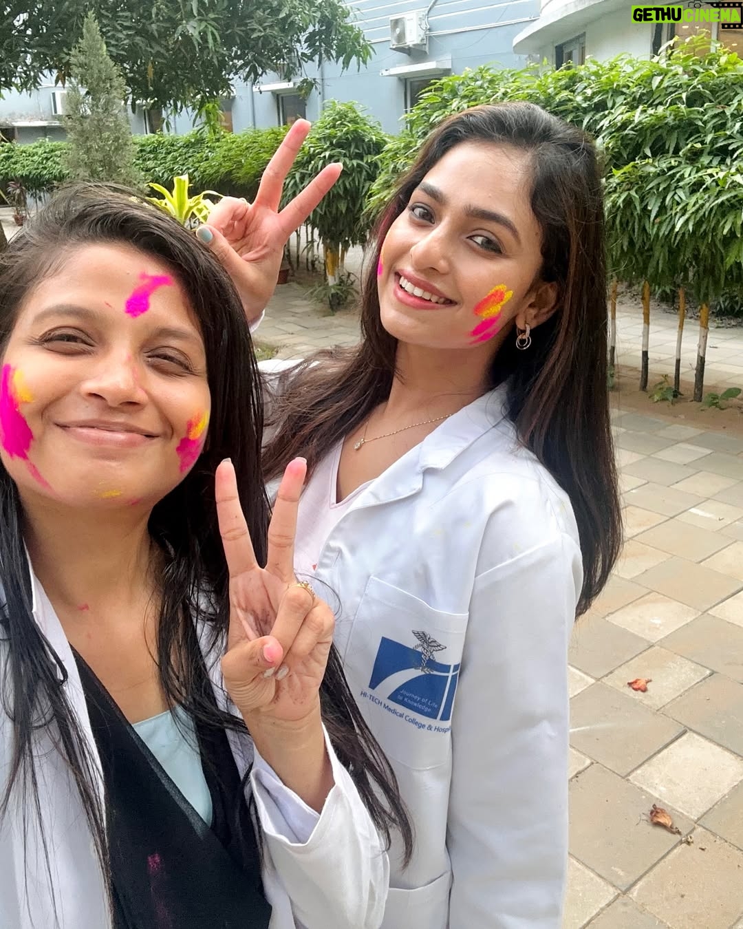 Sheetal Patra - 45.1K Likes - Holi-fied just before the Med exams stress…That’s how aprons meet holi hues!😆🥼💕
Happppyyyy Holi everyone!!💖🌸🌈 🦋🦄🧡
#holi2025 #medicolife #colours #examsahead