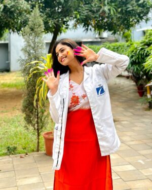 Sheetal Patra Instagram - Holi-fied just before the Med exams stress…That’s how aprons meet holi hues!😆🥼💕
Happppyyyy Holi everyone!!💖🌸🌈 🦋🦄🧡

#holi2025 #medicolife #colours #examsahead