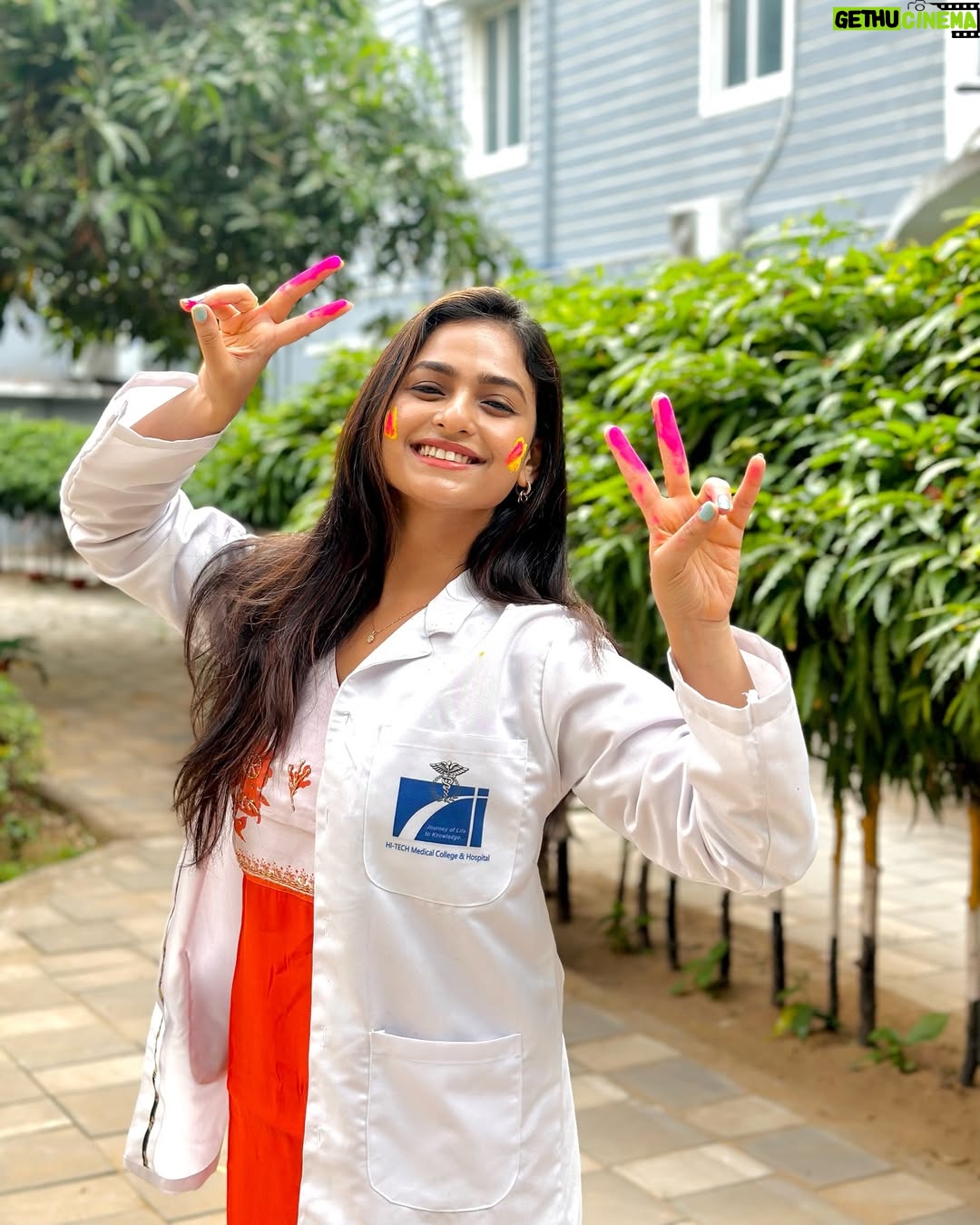 Sheetal Patra - 45.1K Likes - Holi-fied just before the Med exams stress…That’s how aprons meet holi hues!😆🥼💕
Happppyyyy Holi everyone!!💖🌸🌈 🦋🦄🧡
#holi2025 #medicolife #colours #examsahead