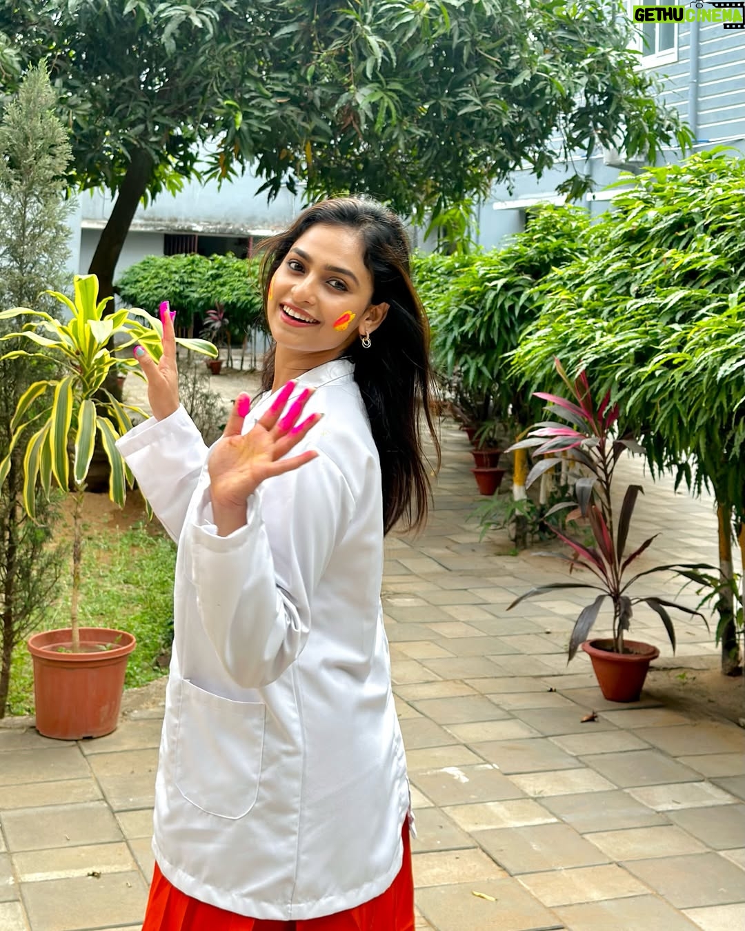 Sheetal Patra - 45.1K Likes - Holi-fied just before the Med exams stress…That’s how aprons meet holi hues!😆🥼💕
Happppyyyy Holi everyone!!💖🌸🌈 🦋🦄🧡
#holi2025 #medicolife #colours #examsahead