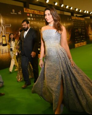 Shereen Sikka Instagram - @kareenakapoorkhan in @tonywardcouture @aquazzura and @bvlgari last night for @iifa 

with my @shereenlovebug and @sanyakapoor 

Style team- @stylebyvanshika @sananver @niyatiij @faisalbhattiofficial
Captured by- @thirddimension
Glam by- @savleenmanchanda @bbhiral 
My Management @alisha5dave 
Kareena with @versis_entertainment @nainas89