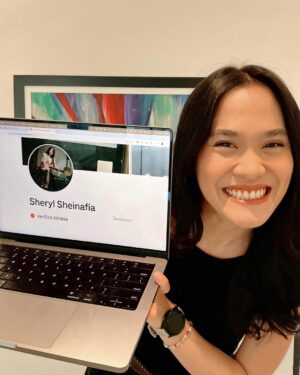 Sheryl Sheinafia Instagram - boleh tolong bantu aku baca tulisan dibawah nama aku gak? apa sih itu @strava? 

#SheRuns #Kudos4ever