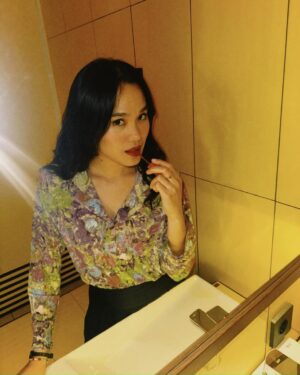 Sheryl Sheinafia Instagram - 17 tahun bersama kamar mandi kuning INI 🥲🚽💛

yes, kuning BANGET (mom’s unapologetic color choice) jadi tempat paling sakral buat aku. di situ aku tumbuh, nangis, nyanyi, mandi sambil brainstorming lagu (dengan diriku sendiri). 2 album pertama di kamar mandi itu semua, banyak banget cerita yang lahir di ruangan kecil itu.

pas akhirnya aku pindah dari rumah keluarga di umur 22, i made a quiet promise to myself: suatu hari nanti, aku bakal punya tempat yang bisa bawa pulang semua rasa itu.

dari semua ruangan di rumah baru ini, i knew one thing for sure: kamar mandinya harus kuning. nggak tau kenapa, but that color stuck with me—a small reminder of where it all started.

5 years later. fast forward—this is it.
ngga fancy, ngga ribet, but it’s mine. and the best part? they gave me a "you did it" smile 🫠🥺😭

thank you @rocaexperience_id for helping me bring my grown-up version of that space to life. sekarang kamar mandinya udah up to date, tapi jiwa nostalgianya masih nempel.
