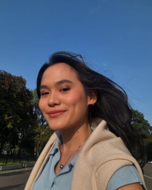 Sheryl Sheinafia Instagram - "pada kemana aja sih kok gak ada orang?"
- matahari jam 13.00 wib, 📍gbk