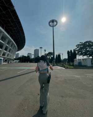 Sheryl Sheinafia Instagram - "pada kemana aja sih kok gak ada orang?"
- matahari jam 13.00 wib, 📍gbk