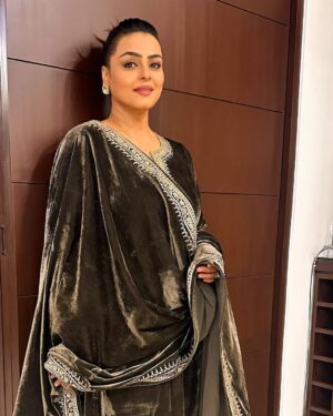 Shilpa Shirodkar Instagram - Last night at the @ndtvmarathi entertainment awards 💫
Wore this absolutely stunning outfit by @sheetalsahneylabel ♥️
.
Heels- @stoffastyle 
Makeup- @anisawant2011 
Hairstylist- @hairstylist_jennny
.
#ShilpaShirodkar #NDTVMarathiEntertainmentAwards #NDTVMarathi