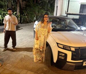Shilpa Shirodkar Instagram - Me: Send me a pic of you with your new car na! 
Karan: why picture, ruko mein aa raha hoon 😃
Thats my karan, full of love and suprises❤️ 

Congratulations karan may this just be the beginning to the many cars in your collection 😇🤗
.
#ShilpaShirodkar #KaranveerMehra