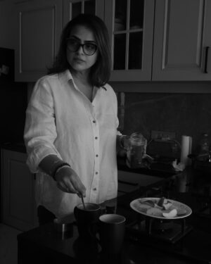 Shilpa Shirodkar Instagram - Brewing up a good evening ☕️
.
#ShilpaShirodkar
.
📸- @portraitsatplaces