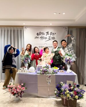 Shim Jin-hwa Instagram - -
너무 행복하고 너무 감사했던 엄마 칠순💕

엄마가 기어코 잔치하는거 싫다고해서
그냥 여행 가기로 하고 서울왔는데 서프라이즈!!!😍

내가 너무도 사랑하는 신영이 기욱이 유진이가 오고
엄마를 위한 정성가득한 선물들까지🥹
진짜 감동그잡채🫶

멀리 포항에서 스페셜 가수로 와준 우리 이모도 최고👍

승철오빠 다해도 집으로 대왕 꽃바구니들까지🌷🌷🌷

예쁜 한복 보내주신 박술녀 선생님 감사합니다💕

원효씨가 만들어 준 아빠영상은 정말……😭

진심으로 잊지못할 하루🙏