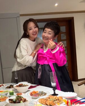 Shim Jin-hwa Instagram - -
너무 행복하고 너무 감사했던 엄마 칠순💕

엄마가 기어코 잔치하는거 싫다고해서
그냥 여행 가기로 하고 서울왔는데 서프라이즈!!!😍

내가 너무도 사랑하는 신영이 기욱이 유진이가 오고
엄마를 위한 정성가득한 선물들까지🥹
진짜 감동그잡채🫶

멀리 포항에서 스페셜 가수로 와준 우리 이모도 최고👍

승철오빠 다해도 집으로 대왕 꽃바구니들까지🌷🌷🌷

예쁜 한복 보내주신 박술녀 선생님 감사합니다💕

원효씨가 만들어 준 아빠영상은 정말……😭

진심으로 잊지못할 하루🙏