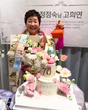 Shim Jin-hwa Instagram - -
너무 행복하고 너무 감사했던 엄마 칠순💕

엄마가 기어코 잔치하는거 싫다고해서
그냥 여행 가기로 하고 서울왔는데 서프라이즈!!!😍

내가 너무도 사랑하는 신영이 기욱이 유진이가 오고
엄마를 위한 정성가득한 선물들까지🥹
진짜 감동그잡채🫶

멀리 포항에서 스페셜 가수로 와준 우리 이모도 최고👍

승철오빠 다해도 집으로 대왕 꽃바구니들까지🌷🌷🌷

예쁜 한복 보내주신 박술녀 선생님 감사합니다💕

원효씨가 만들어 준 아빠영상은 정말……😭

진심으로 잊지못할 하루🙏