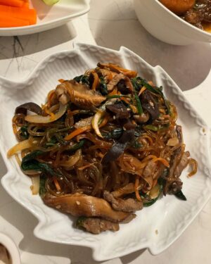 Shim Jin-hwa Instagram - -
너무 행복하고 너무 감사했던 엄마 칠순💕

엄마가 기어코 잔치하는거 싫다고해서
그냥 여행 가기로 하고 서울왔는데 서프라이즈!!!😍

내가 너무도 사랑하는 신영이 기욱이 유진이가 오고
엄마를 위한 정성가득한 선물들까지🥹
진짜 감동그잡채🫶

멀리 포항에서 스페셜 가수로 와준 우리 이모도 최고👍

승철오빠 다해도 집으로 대왕 꽃바구니들까지🌷🌷🌷

예쁜 한복 보내주신 박술녀 선생님 감사합니다💕

원효씨가 만들어 준 아빠영상은 정말……😭

진심으로 잊지못할 하루🙏