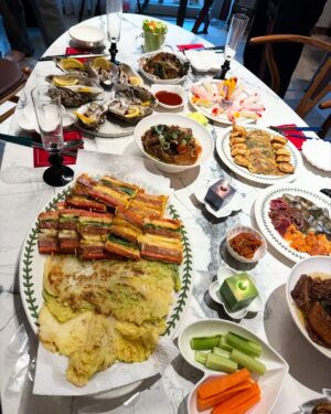 Shim Jin-hwa Instagram - -
너무 행복하고 너무 감사했던 엄마 칠순💕

엄마가 기어코 잔치하는거 싫다고해서
그냥 여행 가기로 하고 서울왔는데 서프라이즈!!!😍

내가 너무도 사랑하는 신영이 기욱이 유진이가 오고
엄마를 위한 정성가득한 선물들까지🥹
진짜 감동그잡채🫶

멀리 포항에서 스페셜 가수로 와준 우리 이모도 최고👍

승철오빠 다해도 집으로 대왕 꽃바구니들까지🌷🌷🌷

예쁜 한복 보내주신 박술녀 선생님 감사합니다💕

원효씨가 만들어 준 아빠영상은 정말……😭

진심으로 잊지못할 하루🙏