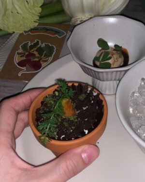 Shim So-young Instagram - 프랑스 전원생활을 간접경험 시켜준 롱샴 x 마리끌레르 파워 트립.👩🏻‍🌾 이번 롱샴 25ss 테마는 “Live green”으로 채소의 색감을 컬렉션에 담아냈어요. 🥝🫑🥦🥬🫒

롱샴 디너에서 저는 아티초크 그린의 기엄체크 원피스에 롱샴의 르 로조 백의 발레리나 컬러 매치했어요. 캐주얼룩과 포멀룩 모두 잘 어울려서 손이 자주갈 것 같은 가방이에요. 더플코트에서 영감받은 뱀부 장식도 너무 귀엽지 않나요?🎍

임희원 쉐프님께서 제주에서 자란 채소들로 요리해주셨는데 퍼포먼스 보여주실 때마다 환호성이 터져나왔어요. 마치 채소로 마법을 부리시는 것 같았달까,,🪄

이번 마리끌레르 파워트립에서는 20인의 여성분들과 함께했는데요, 각자의 자리에서 끊임 없이 노력하는 멋진 분들과 경험& 노하우를 나누고 동기부여도 받는 굉장히 의미있는 시간이었어요!! 일 하러 갔다가 오히려 에너지를 잔뜩 받아서, 왜 ‘파워트립’ 인지 단박에 이해가 되더라구요.⚡️🧳💪🏻

#롱샴 #마리끌레르 #마리끌레르파워트립
#Longchamp #LongchampSS25 #LongchampLiveGreen #LongchampLeRoseau