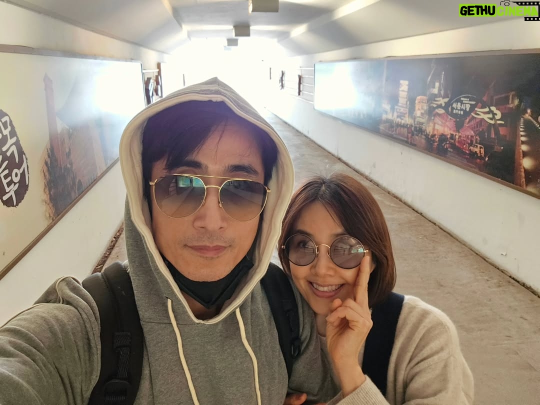 Shin Ae-ra - 24.8K Likes - 어제 올린 피드에대해 위로,공감,응원해주신 많은분들, 진심으로 감사합니다ㅠㅠ
저희는 대구에 있어요.
산책도하고 물고기랑오리도보고 기타도치고
중고서점에서 오래된책들도보고
내가 좋아하는 #오가닉모가 에서 달달이 먹으며 힐링하고있네요.
삶은 이런거겠죠?
속상한날이있으면 행복한날도있는...
혹시 슬프거나 화나거나 불안하세요?
우리 그냥 버티며 살아봐요.
분명 괜찮아지는 날도 꼭올꺼에요.
#회복탄력성
"가끔은 스트레스를
인생의맷집을 키우는 주먹으로 받아들이는것이 좋다"