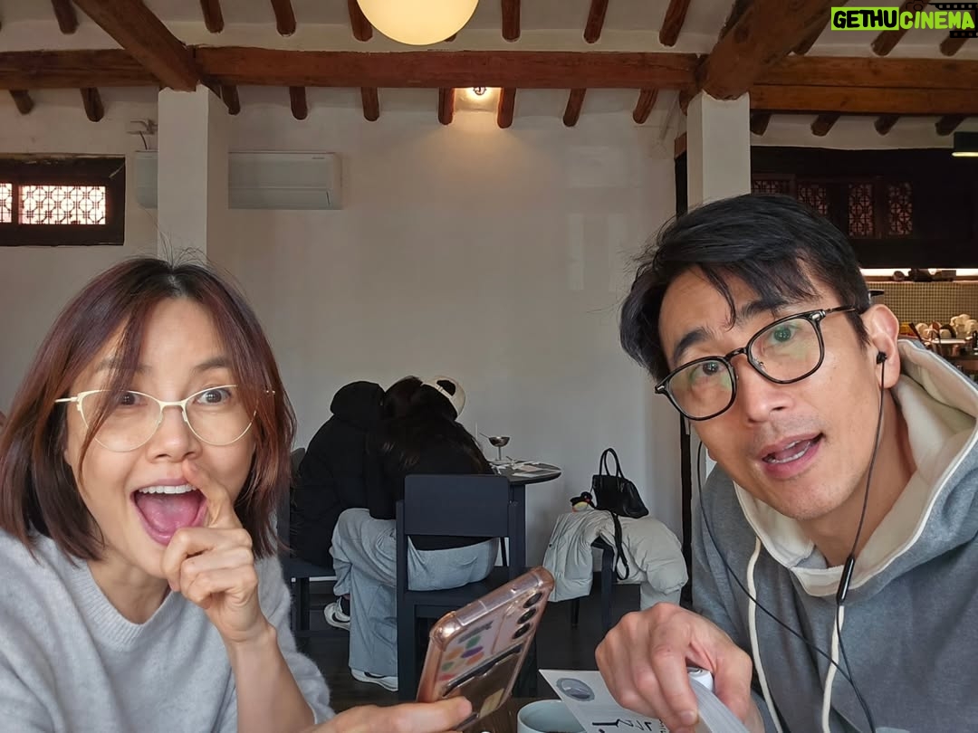Shin Ae-ra - 24.8K Likes - 어제 올린 피드에대해 위로,공감,응원해주신 많은분들, 진심으로 감사합니다ㅠㅠ
저희는 대구에 있어요.
산책도하고 물고기랑오리도보고 기타도치고
중고서점에서 오래된책들도보고
내가 좋아하는 #오가닉모가 에서 달달이 먹으며 힐링하고있네요.
삶은 이런거겠죠?
속상한날이있으면 행복한날도있는...
혹시 슬프거나 화나거나 불안하세요?
우리 그냥 버티며 살아봐요.
분명 괜찮아지는 날도 꼭올꺼에요.
#회복탄력성
"가끔은 스트레스를
인생의맷집을 키우는 주먹으로 받아들이는것이 좋다"