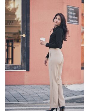 Shin Hye-jeong Instagram - 진짜 원단들이 너무 부드러워서 촬영내내 감탄한 stl
가볍고 쾌적해서 매일 입고 싶어요😊👍
#stl #에스티엘