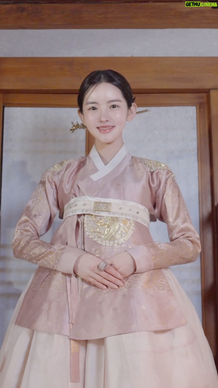 Shin Sae-rom - 2.3K Likes - 2025년 을사년 새해 복 많이 받으세요🧧
#새해인사 #새해복많이받으세요 #happynewyear #설날