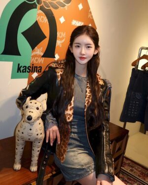 Shin Sae-rom Instagram - HA:US by MCM x KASINA 
하이엔드 스트릿 감성의 한정판 콜라보 제품들을 
압구정 로데오에서 만나보세요 🤎

2025.03.09(일) ~ 15(토) 
11:00 - 20:00
서울시 강남구 언주로 168길 29 

#mcm #엠씨엠 #mcmworldwide #카시나 #kasina #팝업