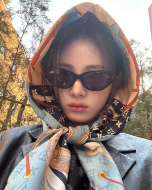 Shin Si-a Instagram - #ad #LV #LVSoho @louisvuitton 🖤