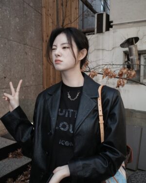 Shin Si-a Instagram - #ad #LV #LVSoho @louisvuitton 🖤