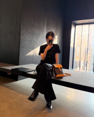 Shin Si-a Instagram - #ad #LV #LVSoho @louisvuitton 🖤