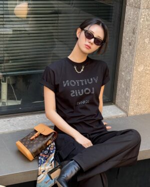 Shin Si-a Instagram - #ad #LV #LVSoho @louisvuitton 🖤