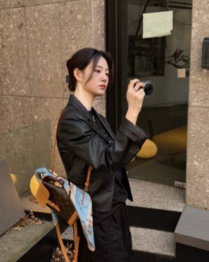 Shin Si-a Instagram - #ad #LV #LVSoho @louisvuitton 🖤