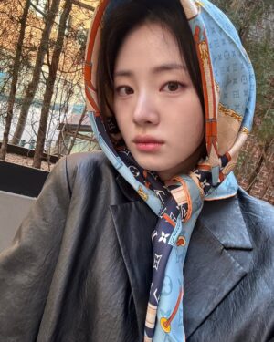 Shin Si-a Instagram - #ad #LV #LVSoho @louisvuitton 🖤
