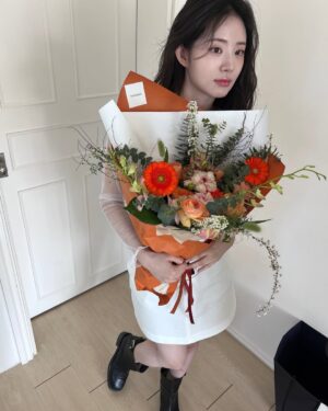 Shin Si-a Instagram - 따뜻하고 행복했던 촬영 💐