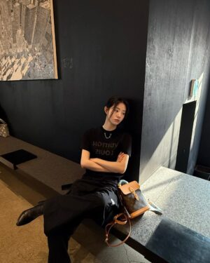 Shin Si-a Instagram - #ad #LV #LVSoho @louisvuitton 🖤