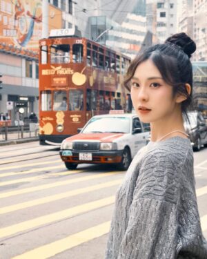 Shining Instagram - 🇭🇰の叮叮車！打卡✅
第三張的我眼睛閃閃發光欸 是不是看到錢？🤔

題外話：
我在想我皮膚白會不會是因為我是吸血鬼本人吖？
真的超級超級畏光 陰天沒太陽但很亮我也受不了欸
小王在太陽底下都能燦笑 我都長「😑」這樣～

All : @nikoand_taipei