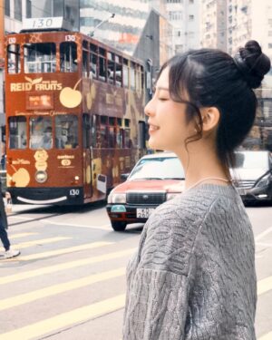 Shining Instagram - 🇭🇰の叮叮車！打卡✅
第三張的我眼睛閃閃發光欸 是不是看到錢？🤔

題外話：
我在想我皮膚白會不會是因為我是吸血鬼本人吖？
真的超級超級畏光 陰天沒太陽但很亮我也受不了欸
小王在太陽底下都能燦笑 我都長「😑」這樣～

All : @nikoand_taipei